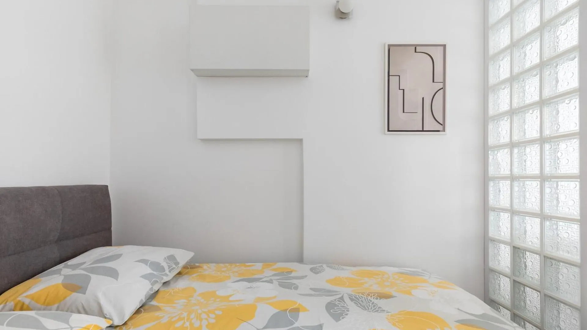 Apartment Studio Im Erdgeschoss, Beim Beruehmten Znjan Strand Split
