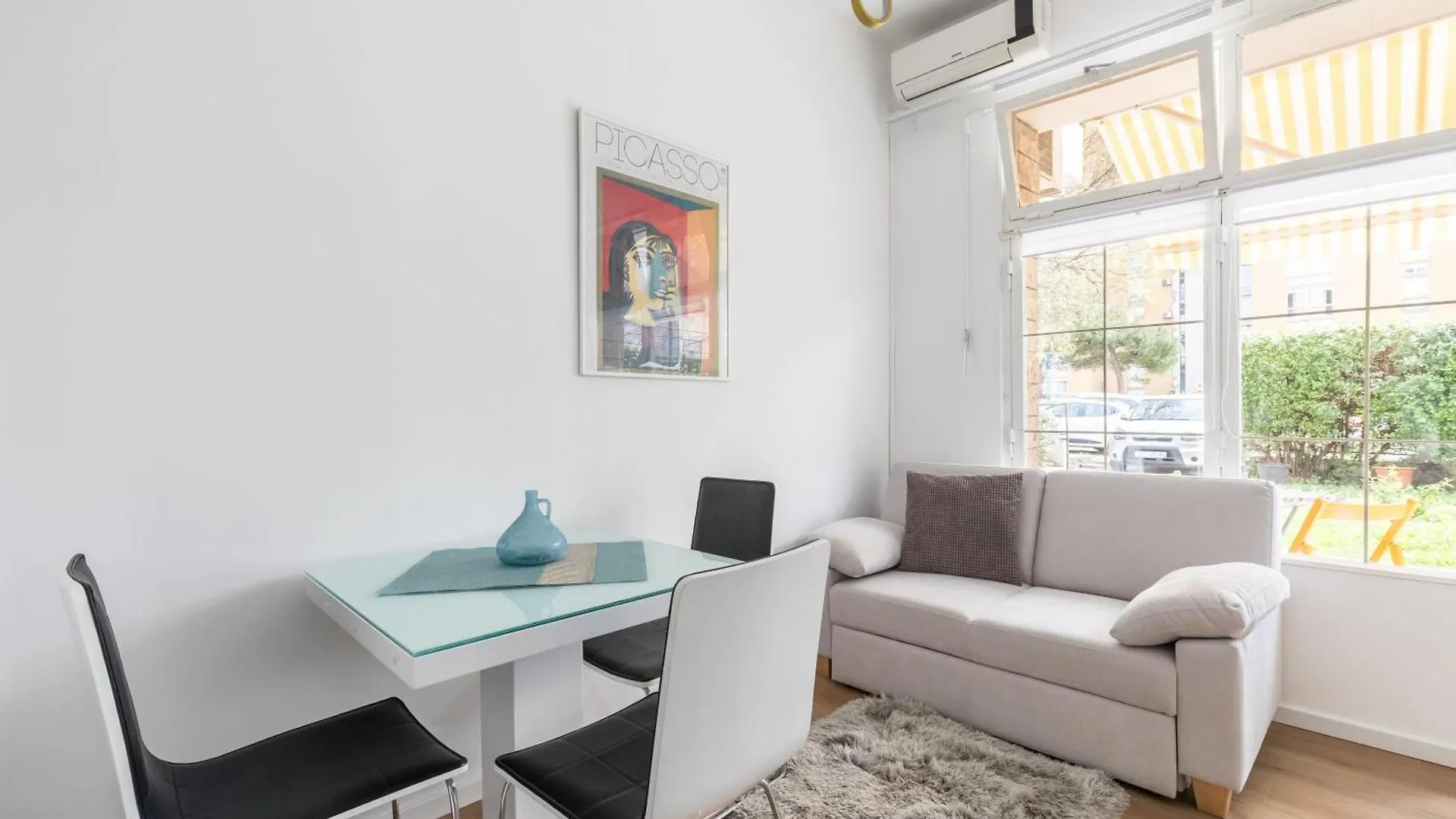 Apartment Studio Im Erdgeschoss, Beim Beruehmten Znjan Strand Split